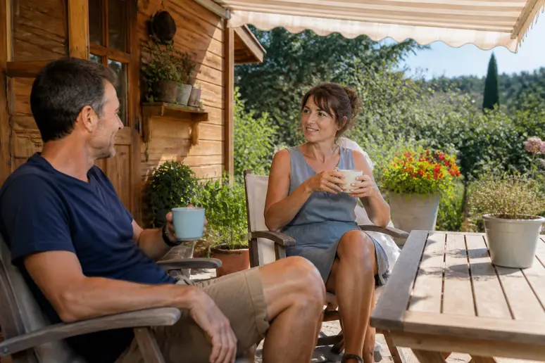 Abri de jardin avec auvent : couple profitant d'un moment de détente en extérieur.