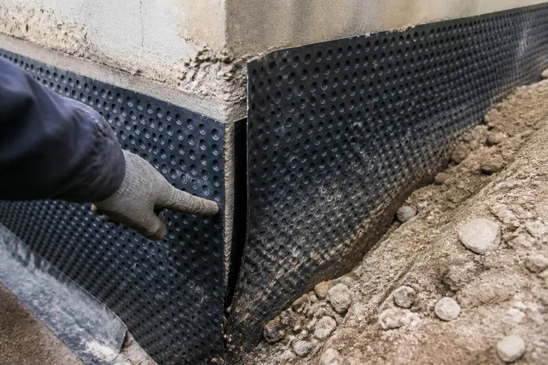 Risques bande d'arase ossature bois : angle mal joint de membrane laissant apparaître une faille.