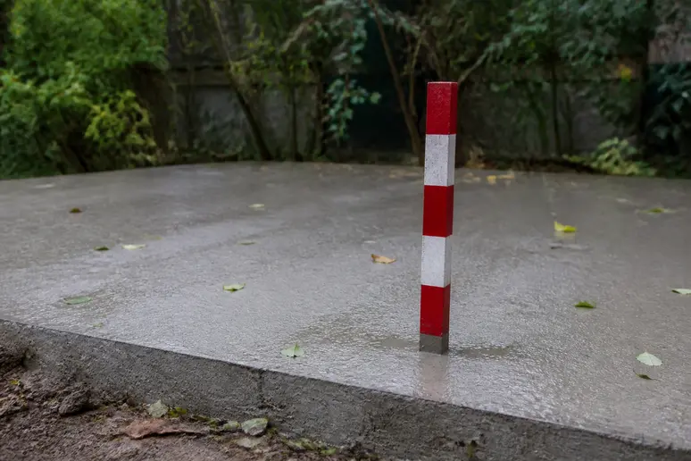 Signalisation de délai de 7 jours avant utilisation de la dalle béton pour abri de jardin.