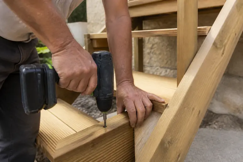 Fabrication d'un escalier terrasse bois : fixation des marches sur l'ossature