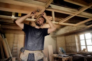 Comment poser un faux plafond ossature bois dans les règles de l'art ?