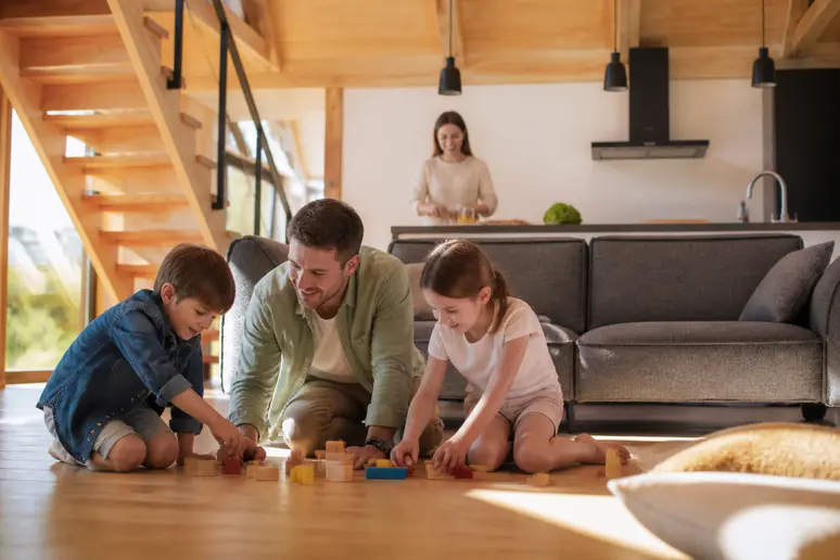 Famille profitant du confort et de l'accessibilité d'une maison bois plain pied lumineuse.