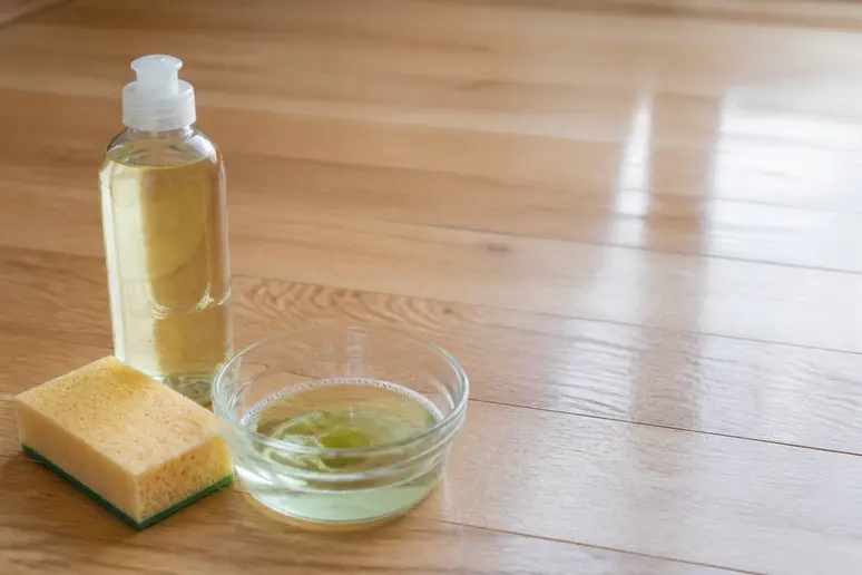 Nettoyage parquet bois avec un mélange de produits naturels à base de savon noir et vinaigre blanc.