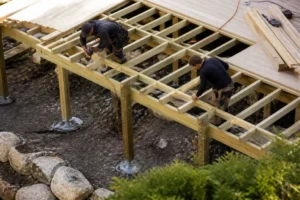 Comment construire une terrasse sur pilotis en bois solide ?