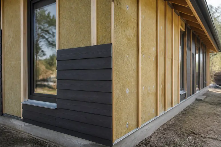 Détail de la structure extérieure et du bardage en bois d'une maison moderne