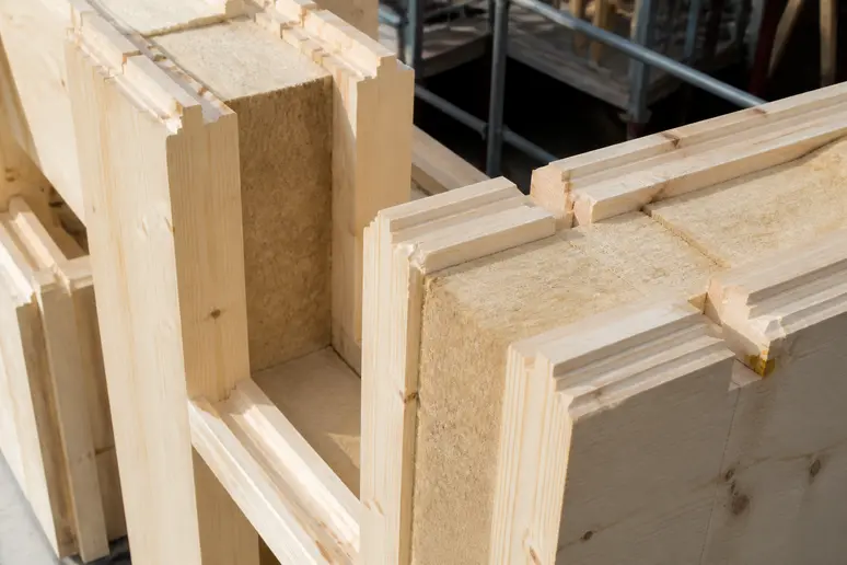 Blocs de structure isolée en bois et EPS prêts pour l'autoconstruction d'une maison