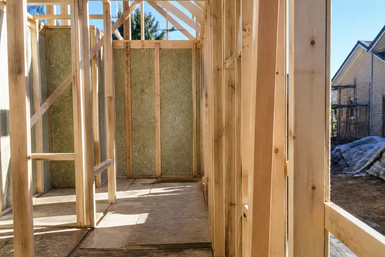 Structure de maison en kit autoconstruction en bois montés sur le chantier avec isolation