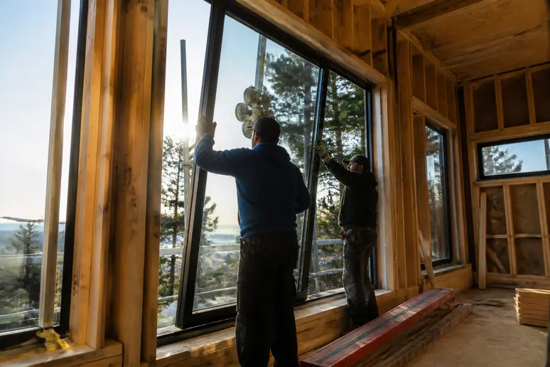 Pose de menuiseries à triple vitrage sur un chantier de construction performant