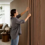 Pose d un panneau mural bois décoratif intérieur moderne dans un salon lumineux