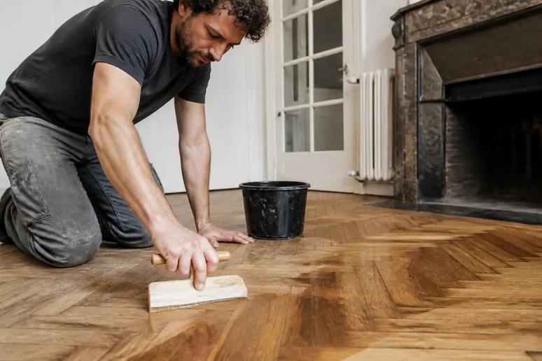 Nettoyage d'un parquet bois huilé avec un savon naturel adapté au sol