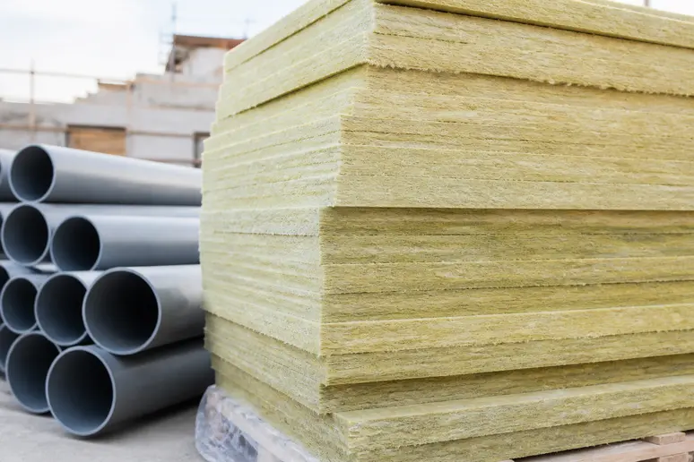 Matériaux d'isolation thermique posés sur un chantier de construction respectant la réglementation