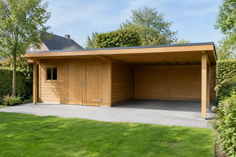 Structure en bois combinant un abri de jardin fermé et un carport sous une toiture unique.
