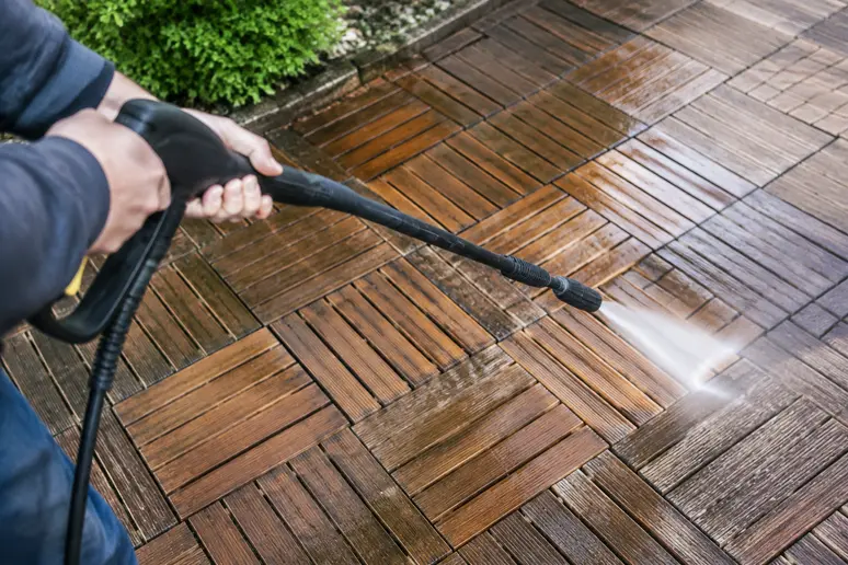 Nettoyage d'une terrasse en caillebotis bois avec une lance à distance sécurisée