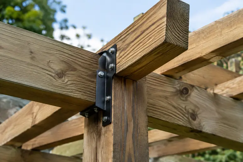 Détail des assemblages d'une pergola en kit bois de Douglas.