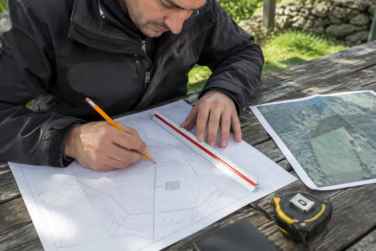 Tracé des mesures précises sur un plan de masse pour abri de jardin.