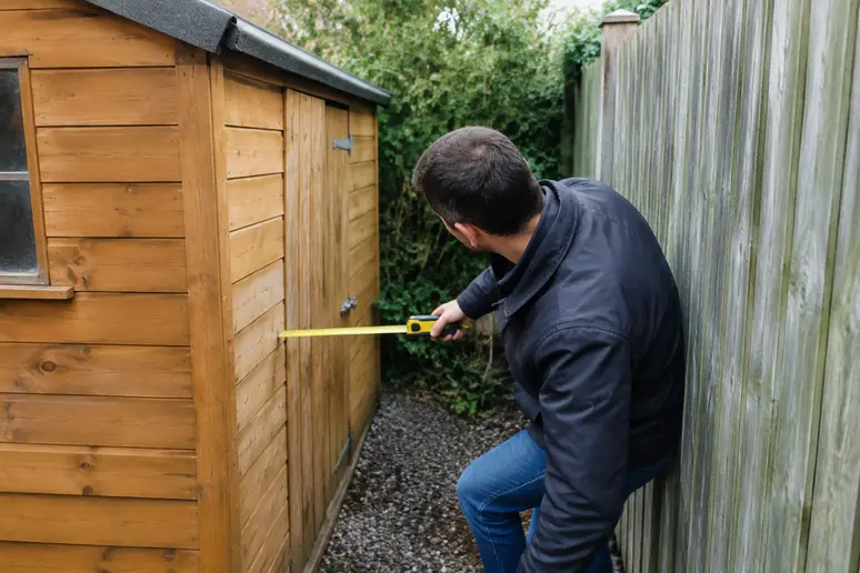 Vérification de la distance réglementaire entre un cabanon et la limite séparative du terrain.