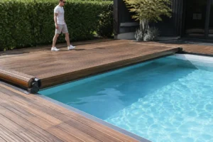 Une terrasse mobile piscine en bois robuste recouvrant partiellement un bassin extérieur lumineux
